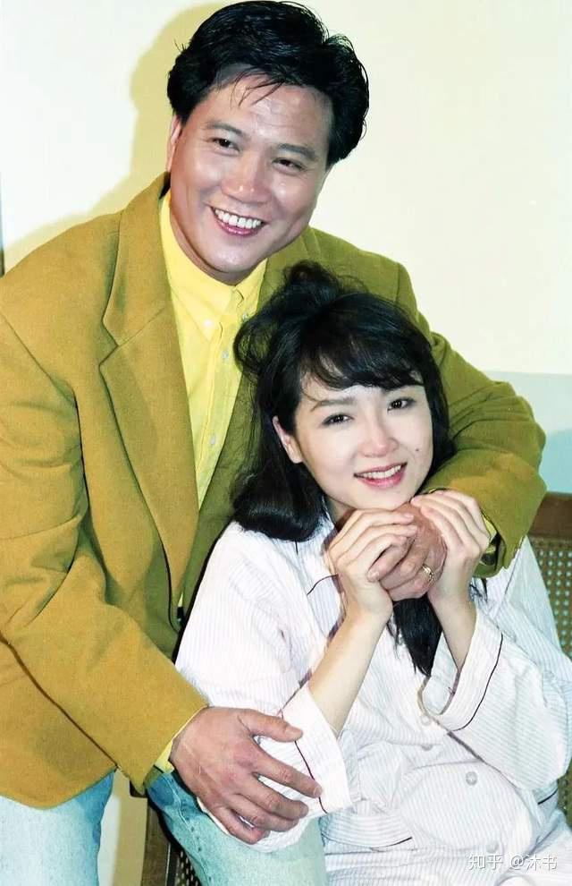 1992年34岁的恬妞因戏生爱带着女儿嫁给了偶像万梓良