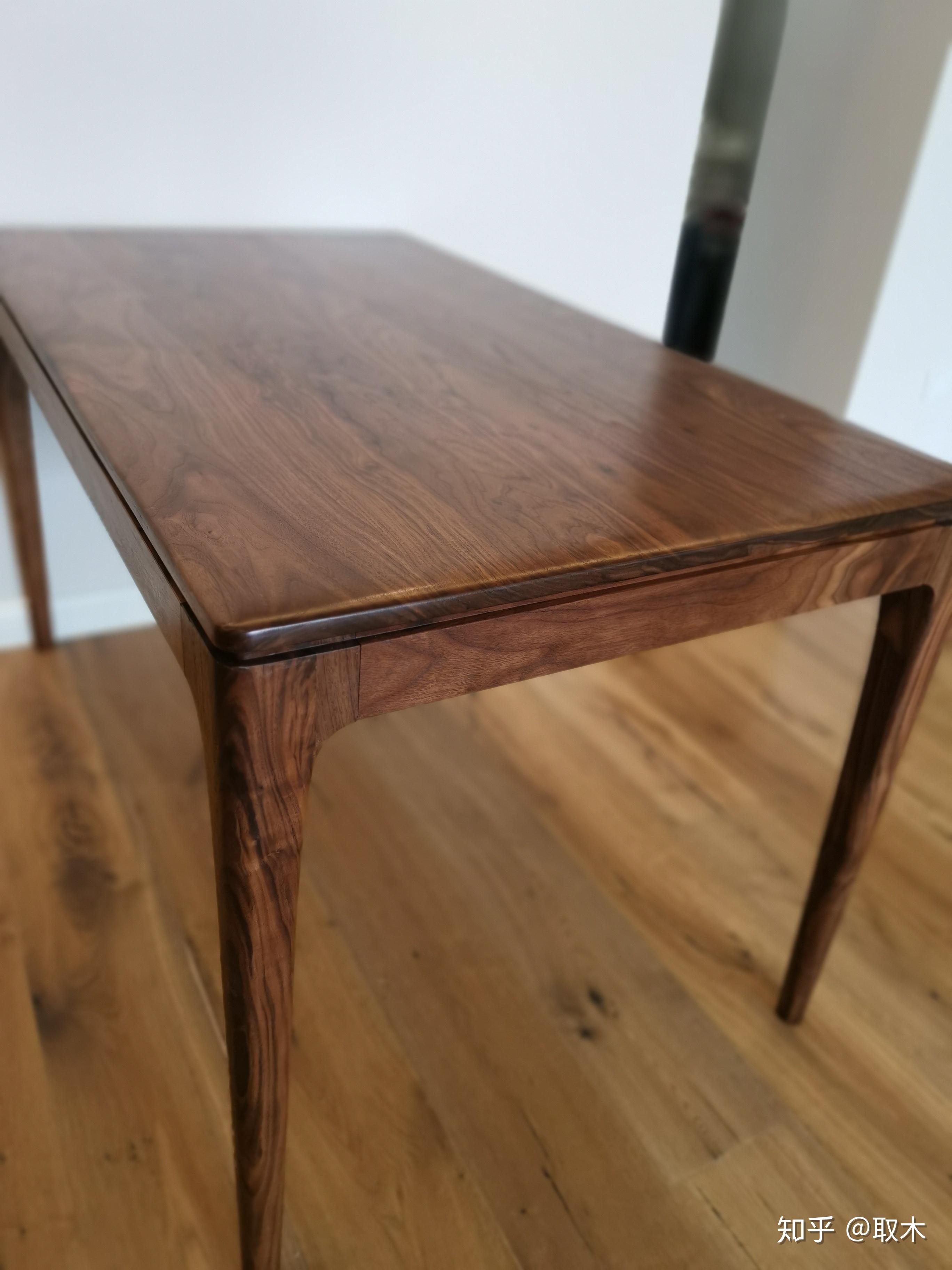 这张黑胡桃木桌子能看出不是贴皮的吗