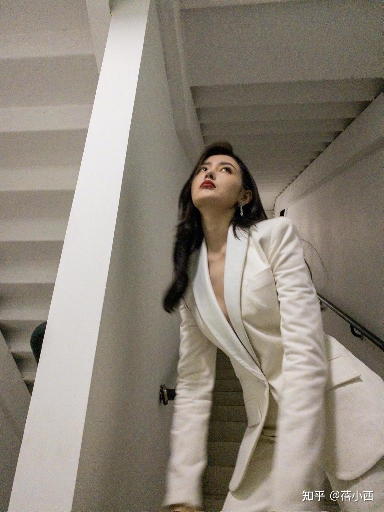 张天爱才是漫画腿的代表穿假两件黑色西装裙亮相气质惊艳