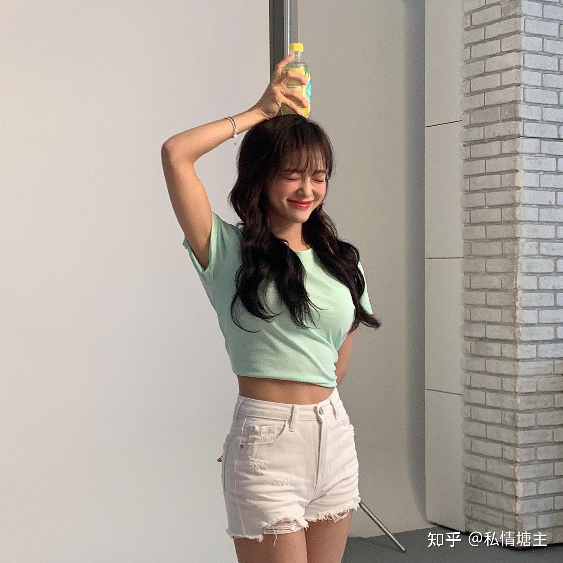 社内相亲金世正出动小背心罕露性感一弯腰大晒傲人身材