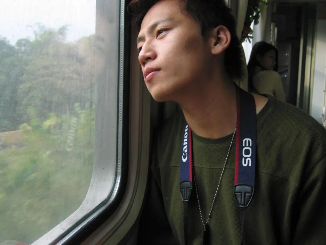 背包客小鹏启迪无数旅行者背包十年后他依然走在路上