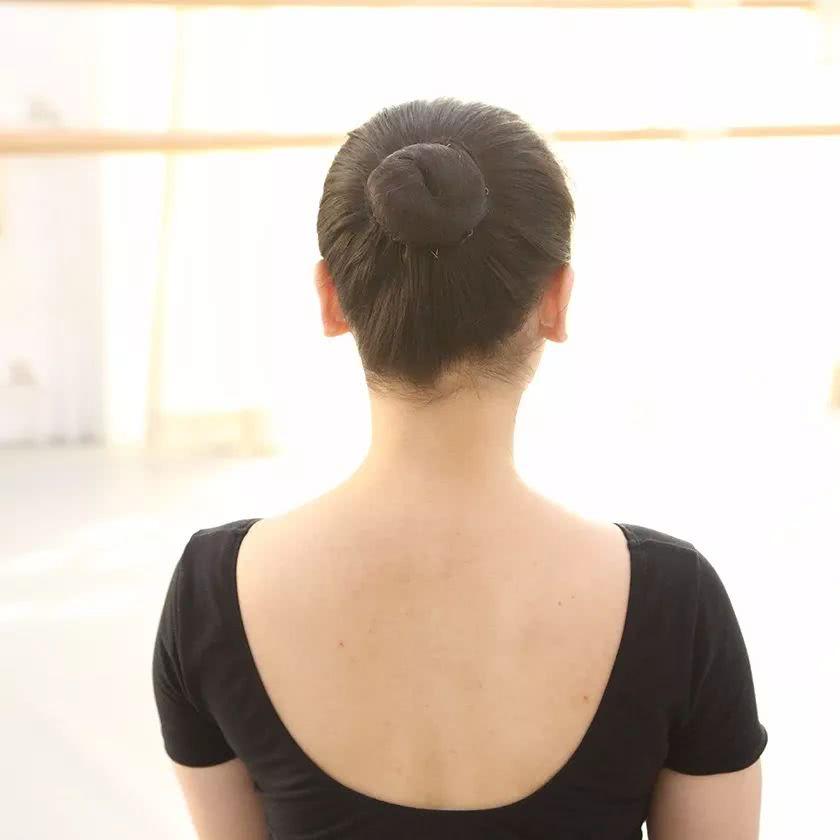 普通丸子头芭蕾盘发专业盘发是学好芭蕾的关键