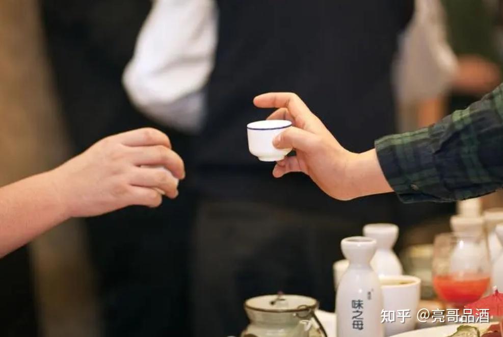 酒桌上,轮你敬酒时,切记两句“行话”,领导听后定会刮目相看 - 知乎