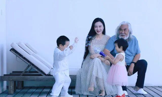 张纪中与妻子杜星霖拍写真女方依偎在男方怀中两人年龄差31岁