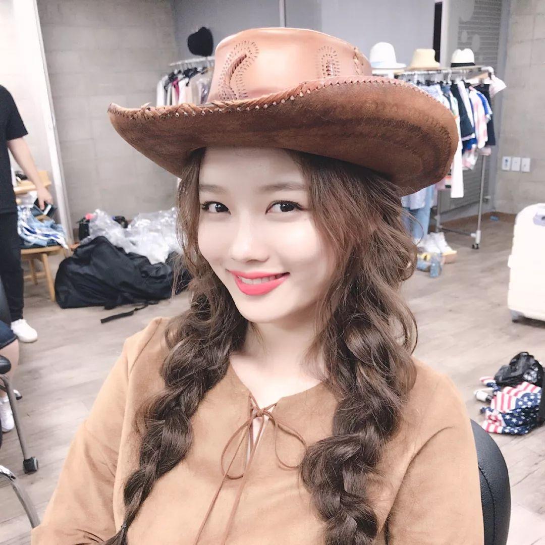 她是99年出生号称"天然美颜"的韩国实力派演员,同样