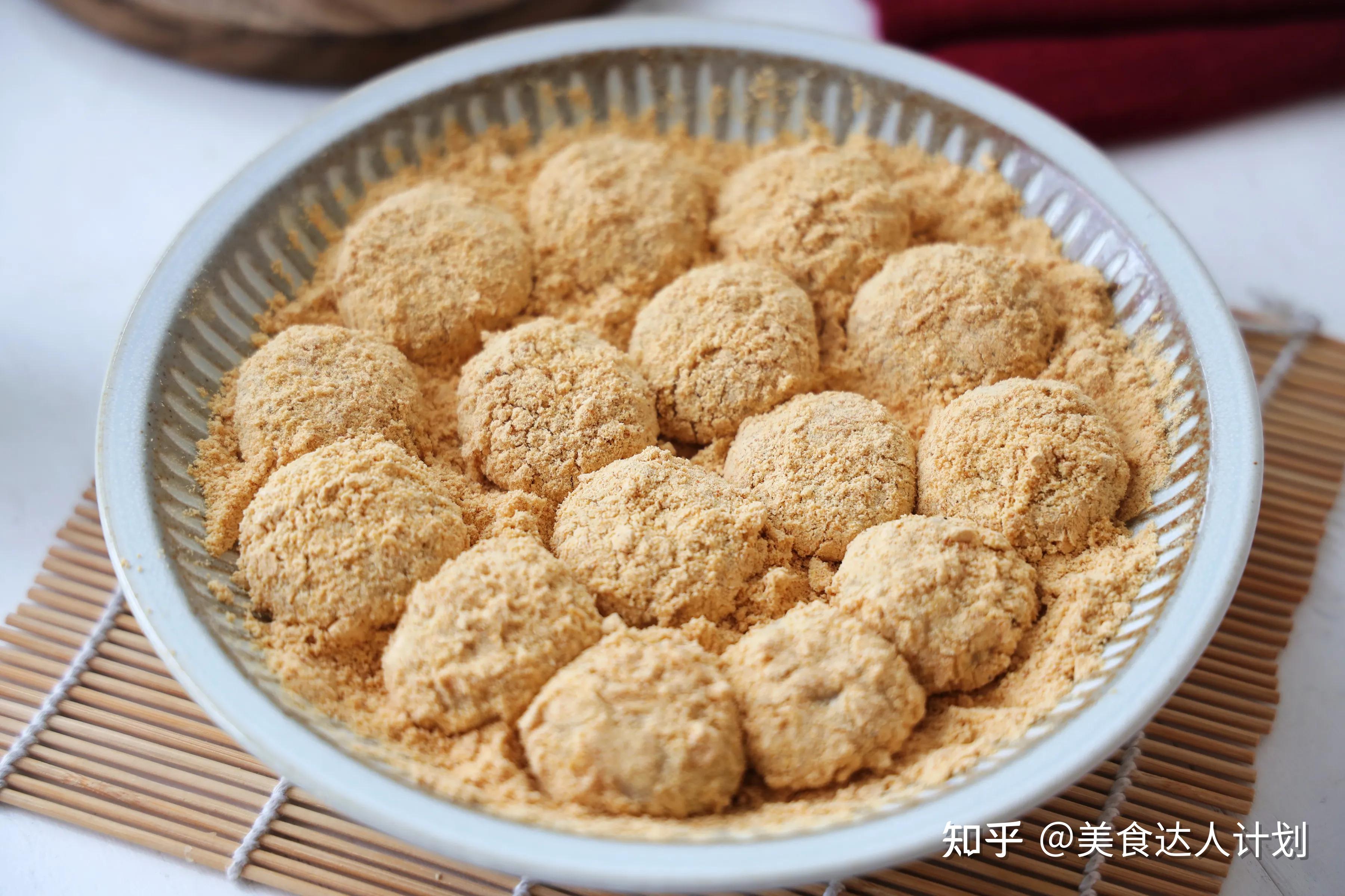 比如我们今天就来做一款豆粉汤圆,食材非常简单,就是汤圆加上黄豆.