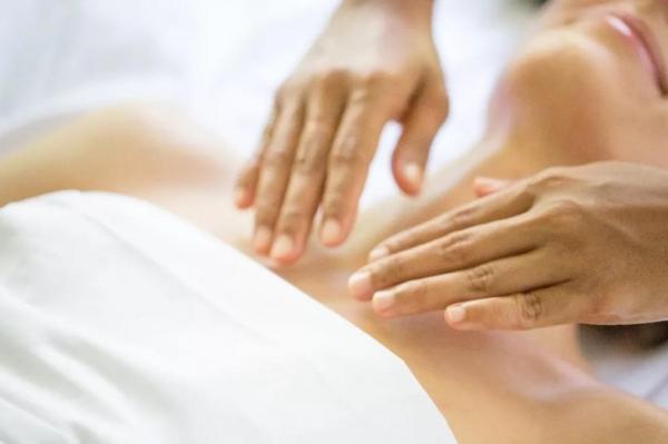 女人怎么练胸部最有效的方法 v2-4f53e7a24849137b796f5a52c7b5fe45_r.jpg