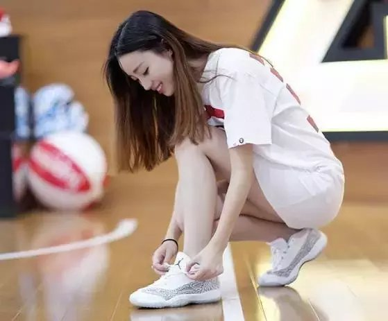 女生穿aj搭配什么衣服好看?