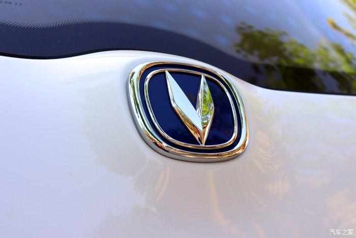 与奔奔e-star一起到公园赏花,感谢你的相伴