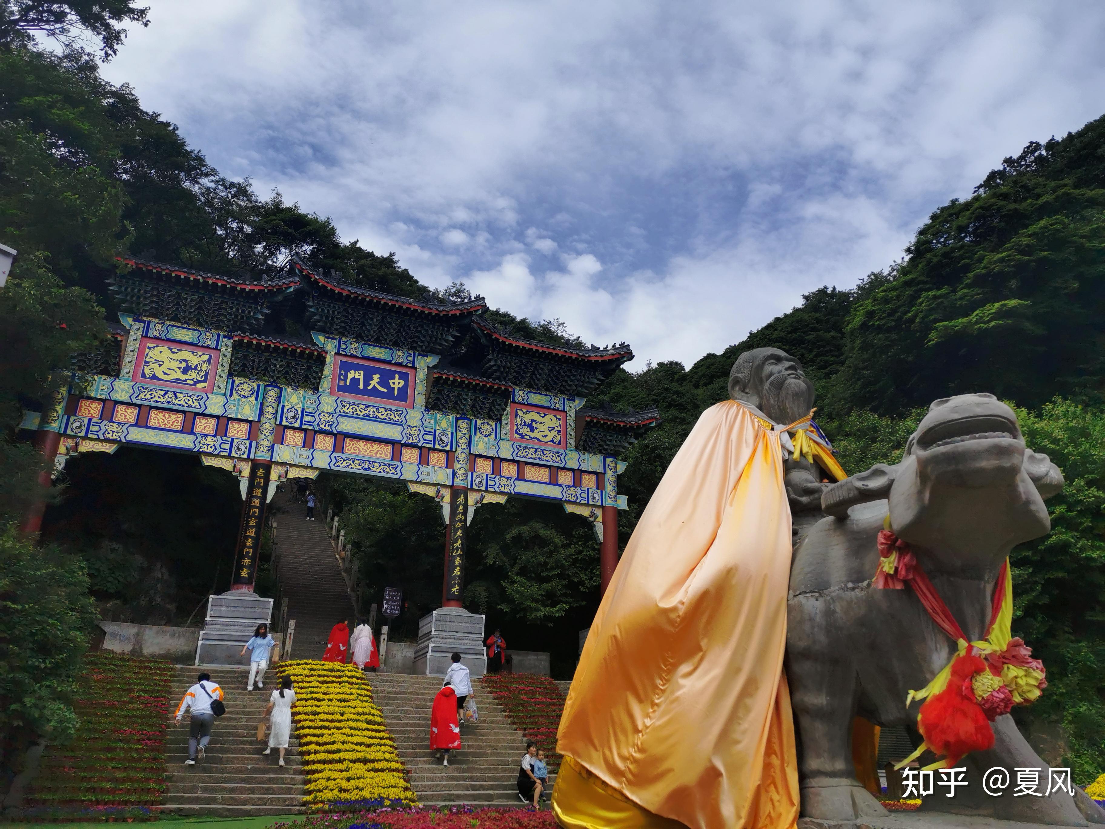 有的人從中天門爬到山頂)9:50左右到老君山景區,真是