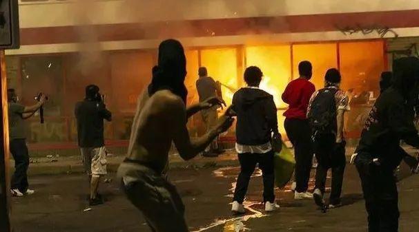 抢劫和零元购台湾那边的翻译更狠,叫"黑命关天"我们这边大多叫"黑命贵