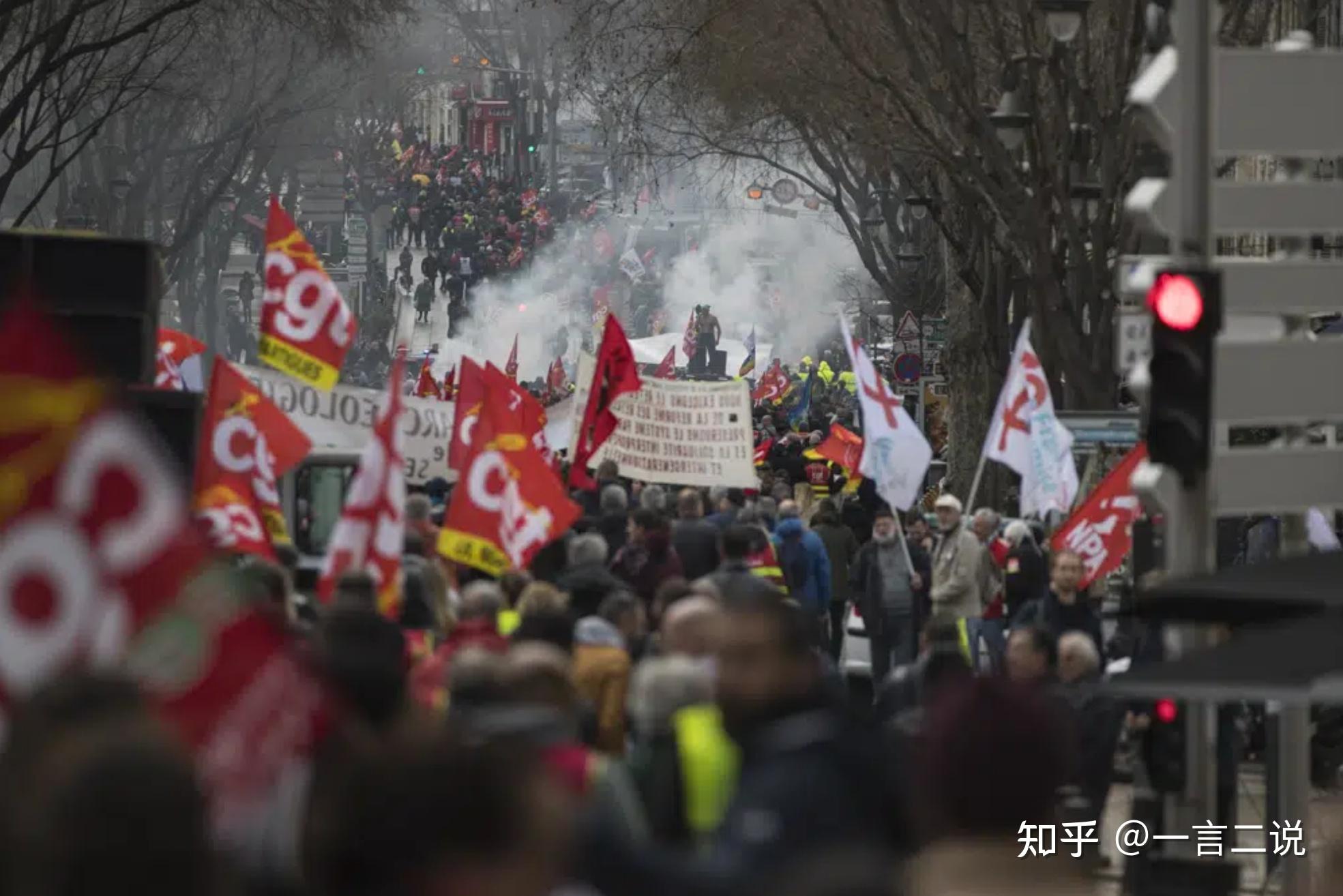 反对提高退休年龄至64岁，法国再次举行跨行业大罢工_新浪财经_新浪网