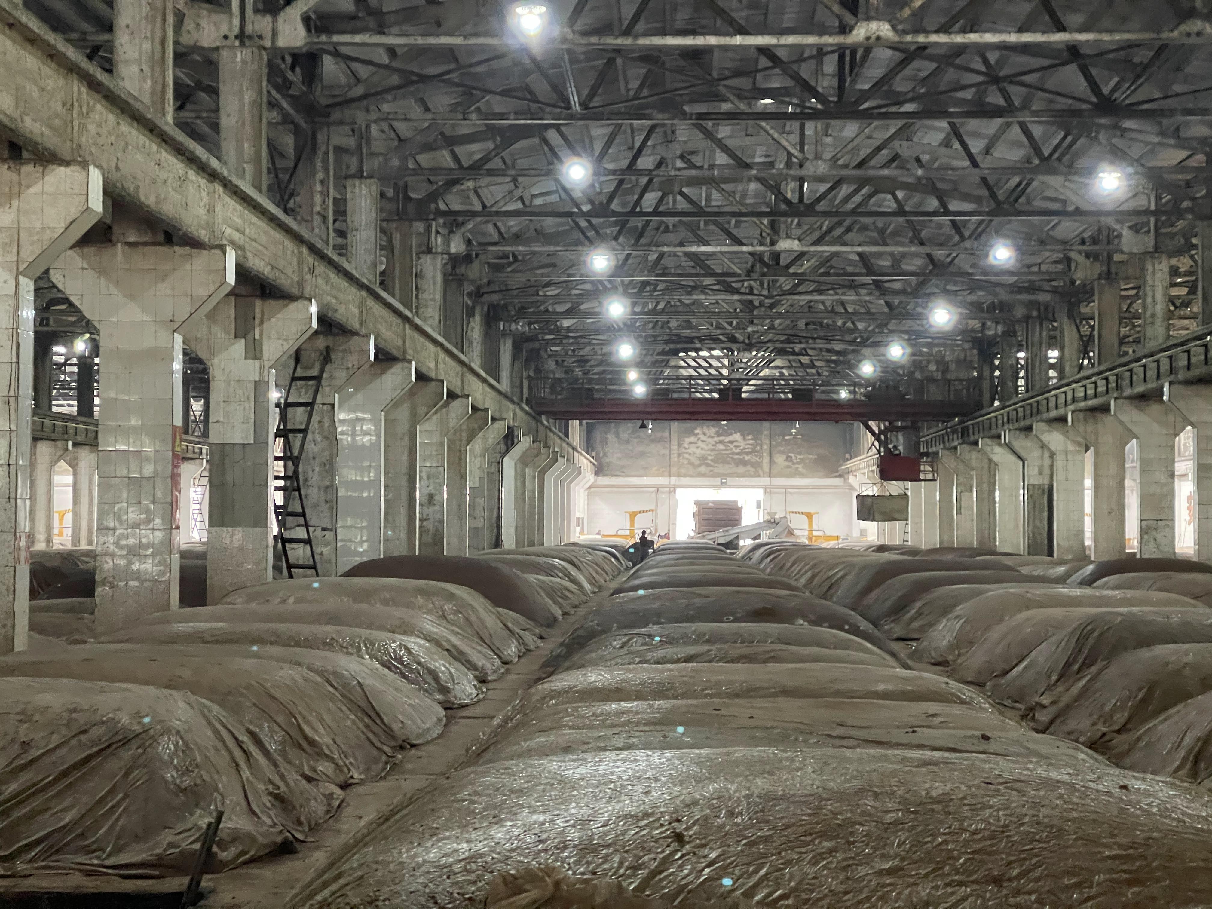 月江君酒酿造酒厂拥有上万口窖池,上世纪建厂以来在90年代成为了