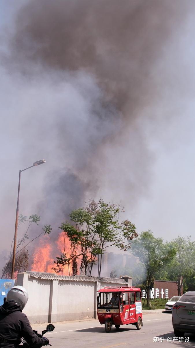 一开始晒台上有十几位女教师端脸盆泼水灭火拍视频果然水火无情火势