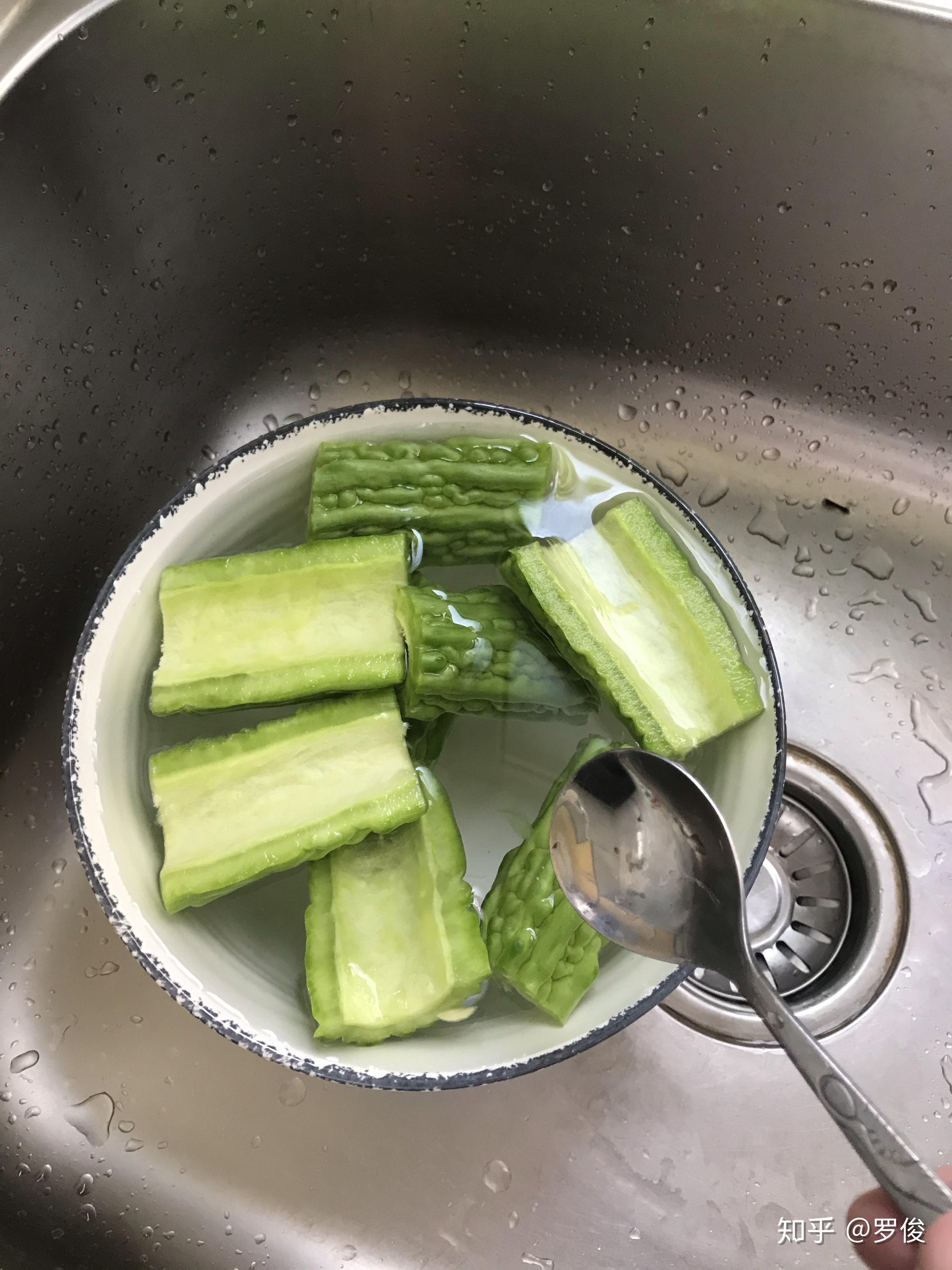 几次冰镇苦瓜,感觉炒鸡好吃,不知不觉已经上瘾,于是决定把做法写下来