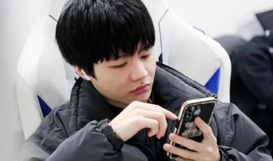 lpl刘青松称跟uzi做邻居很困难还没走就翻脸不认人了可恶