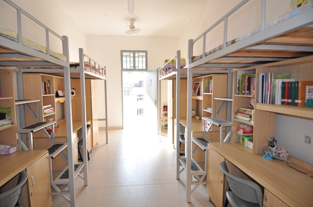 学生公寓楼,约900个床位,约40%学生在校住宿;每间宿舍配备独立洗浴间
