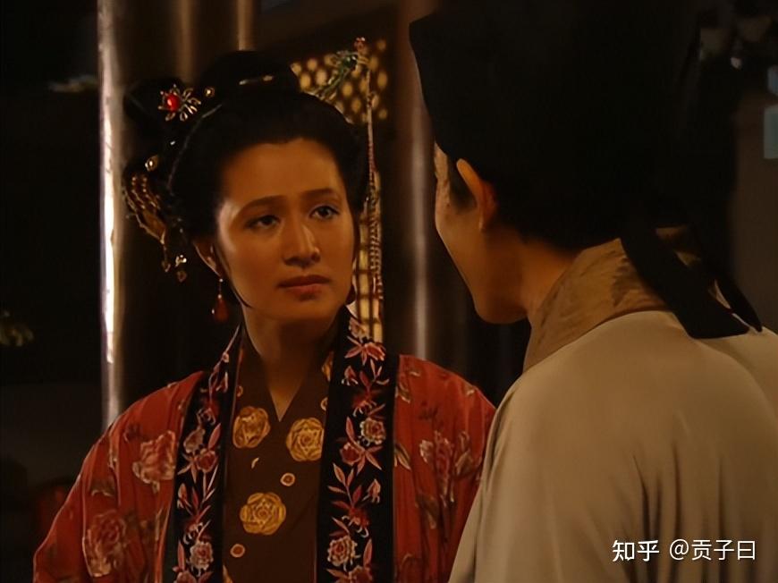 屏风背后走出娘子来,乃是卢员外浑家,年方二十五岁,姓贾,嫁与卢俊义才