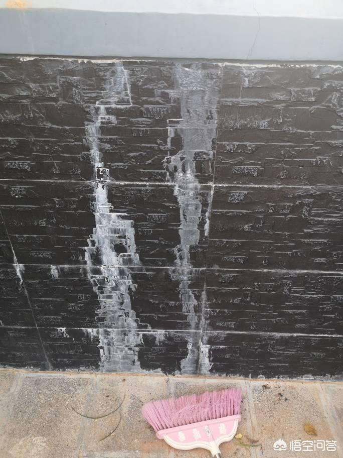 外墙砖发白泛碱了用什么瓷砖清洗剂好不伤砖