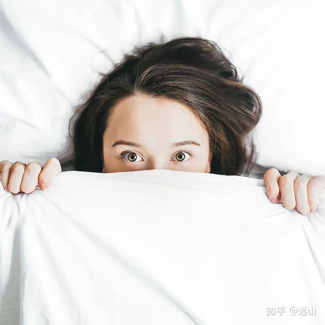 눈 감고 침대에 누워있는 여자 사진 무료 다운로드 - Lovepik