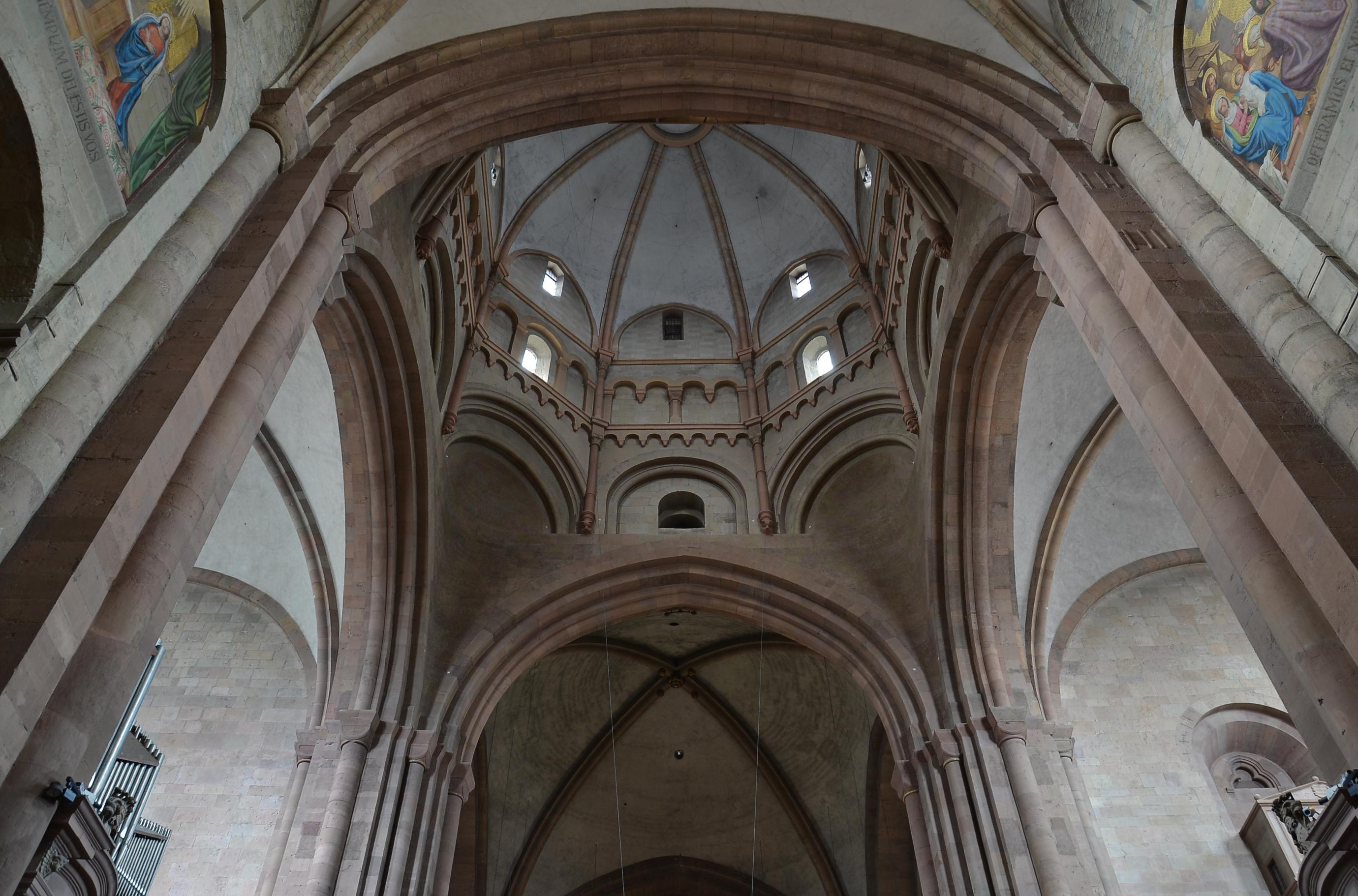中世纪的人们对于穹顶并不陌生,毕竟你只要去过一次罗马或者拉文纳,就