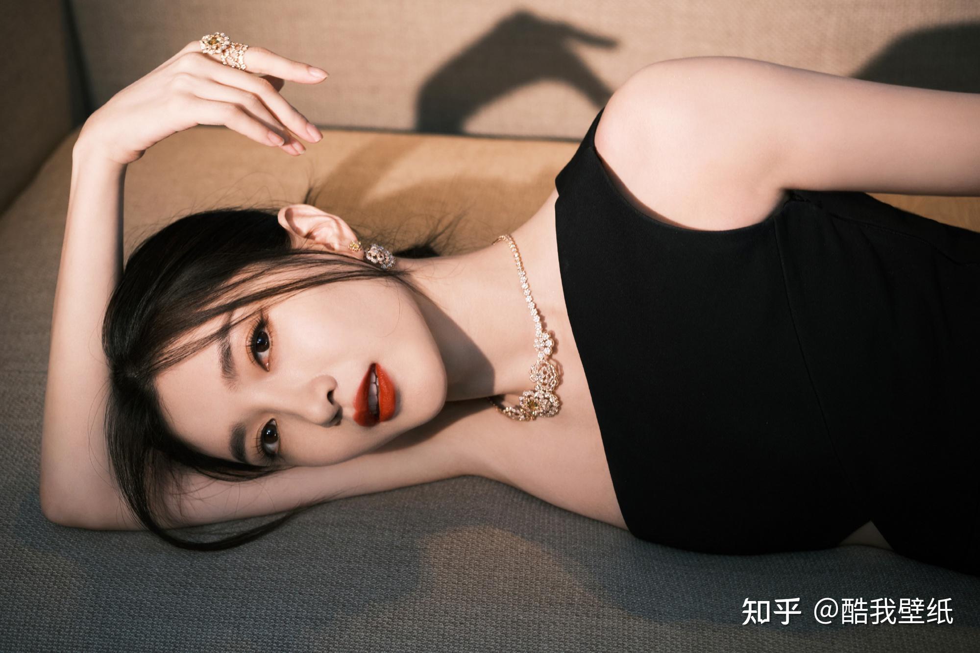 江疏影酷黑长裙,简约利落典雅明媚,演绎曼妙轻盈的摩登风尚 - 知乎