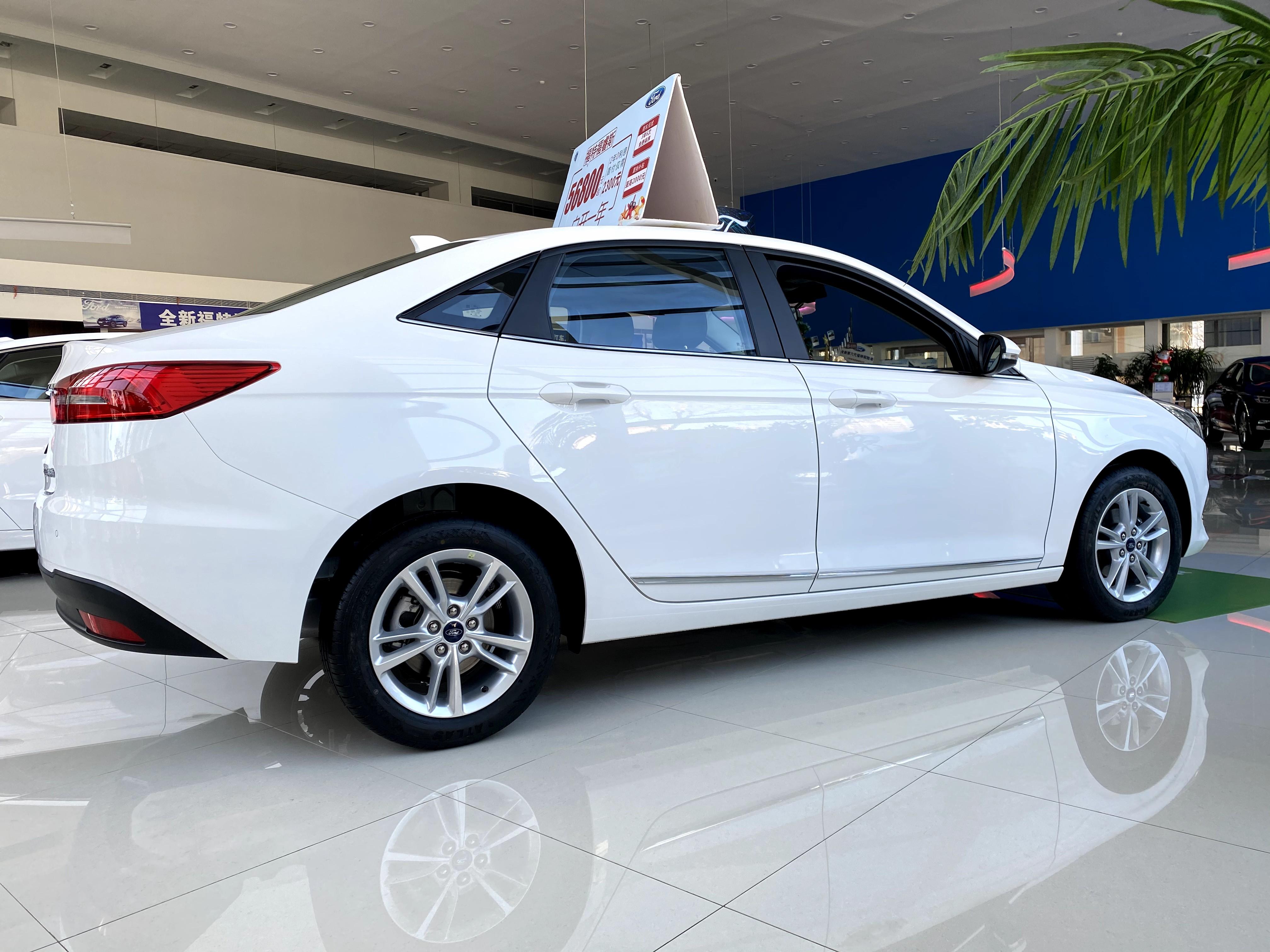 到店实拍福特福睿斯外观稳重性价比高