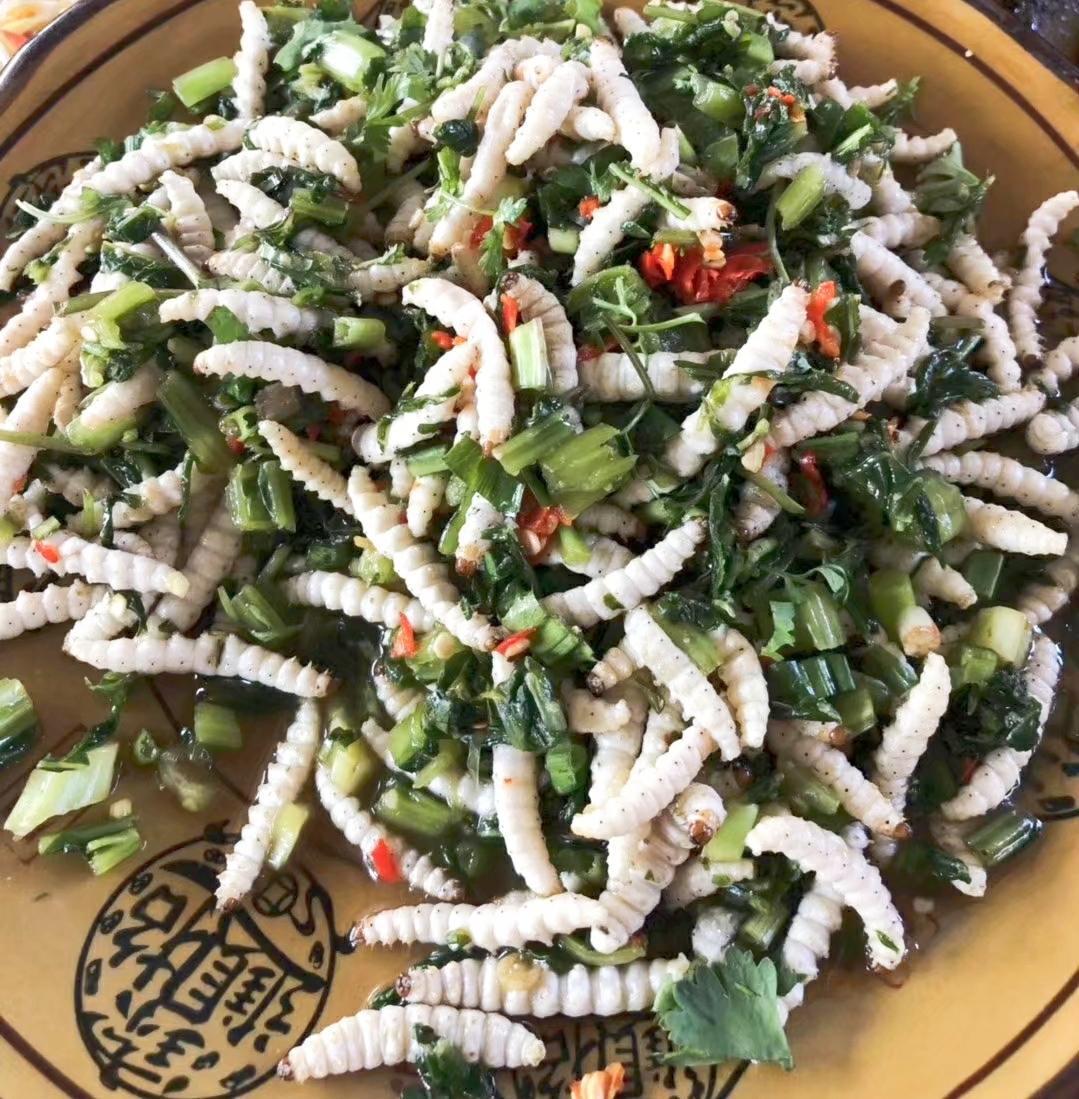 油炸竹虫蜂蛹拼盘,油锅炸至金黄起锅洒一点盐即可,香脆鲜甜.