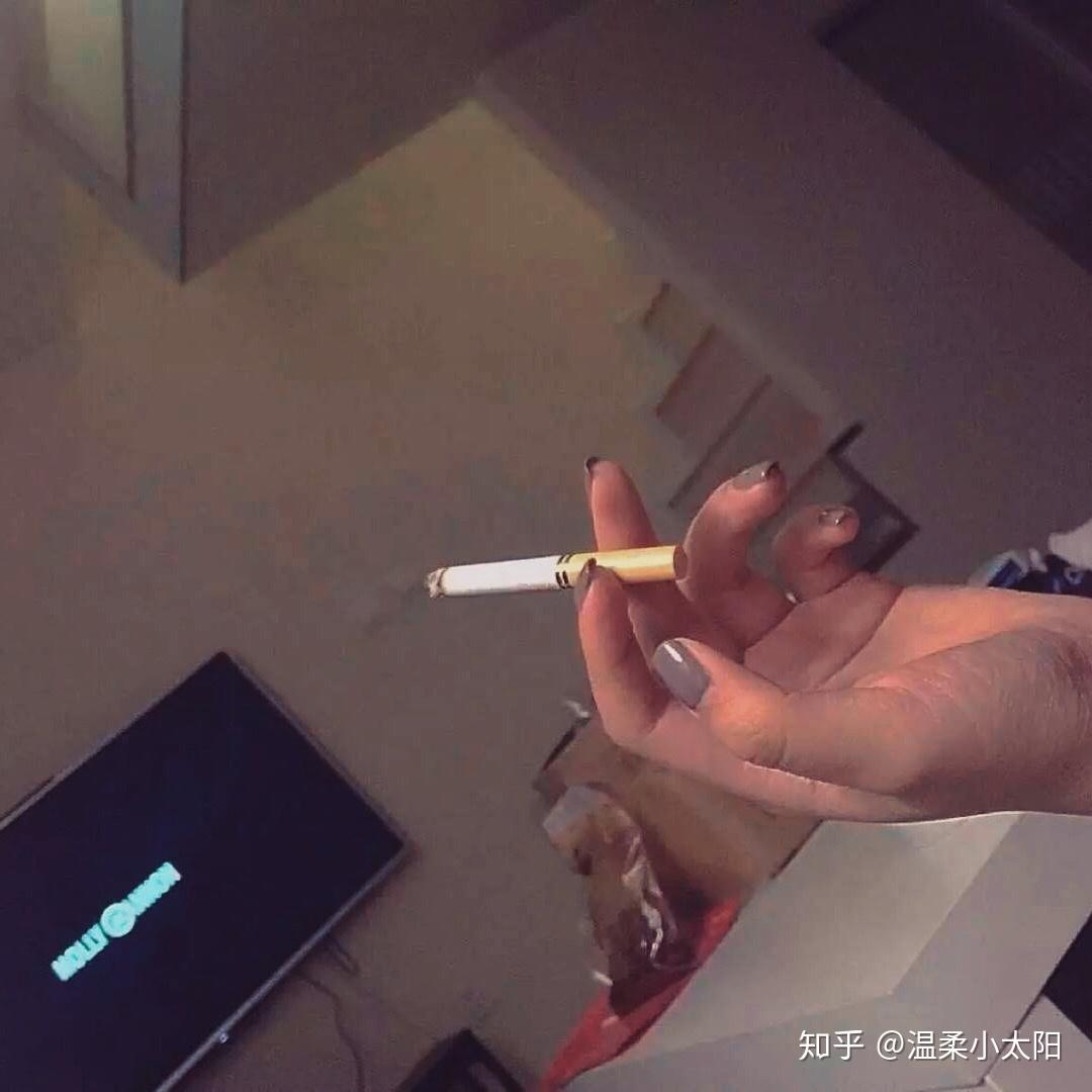 像我这张 目的很明确 手里拿着烟就是故意表达我现在心情不好阿 需要