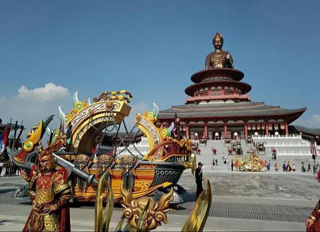 (华谊影城的宫殿)华谊影城令人印象最深的是一尊武则天的像,据说是