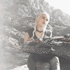 从又矮又胖的灰姑娘到美艳世界的龙母，攀登才是她的人生 - 知乎