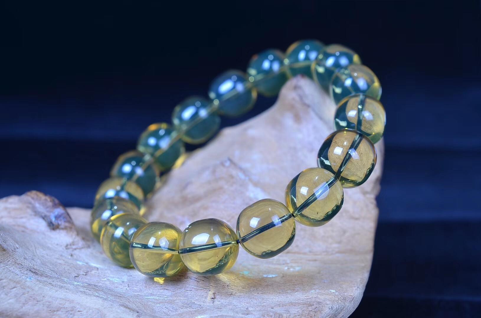 蓝珀是琥珀中比较稀有的种类,其颜色迷人变幻,不少刚接触蓝珀的人会