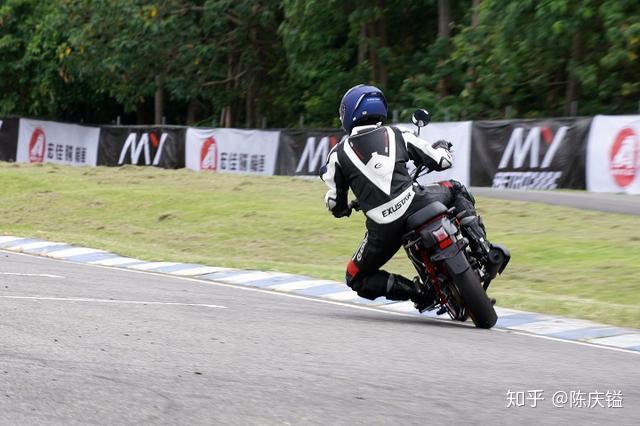 摇摆过弯摩托中的mini人物试驾aeonmy150