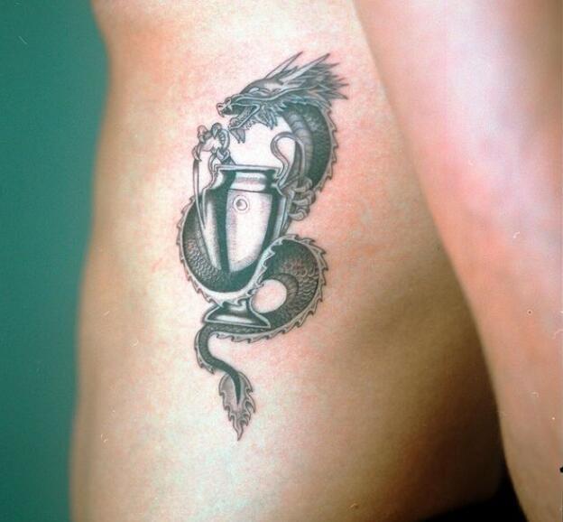 值得纪念芒特晒欧冠奖杯文身