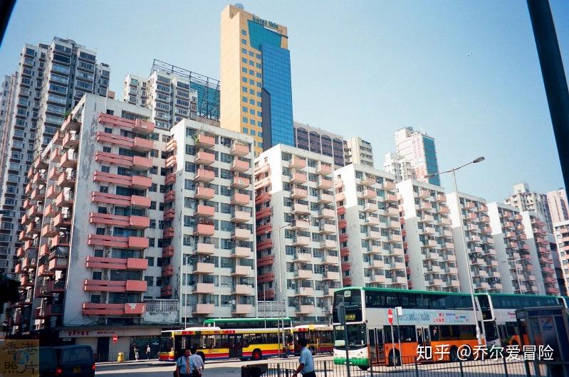 苏屋邨一起,由屋宇建设委员会(房委会前身)聘请建筑师设计,代表香港