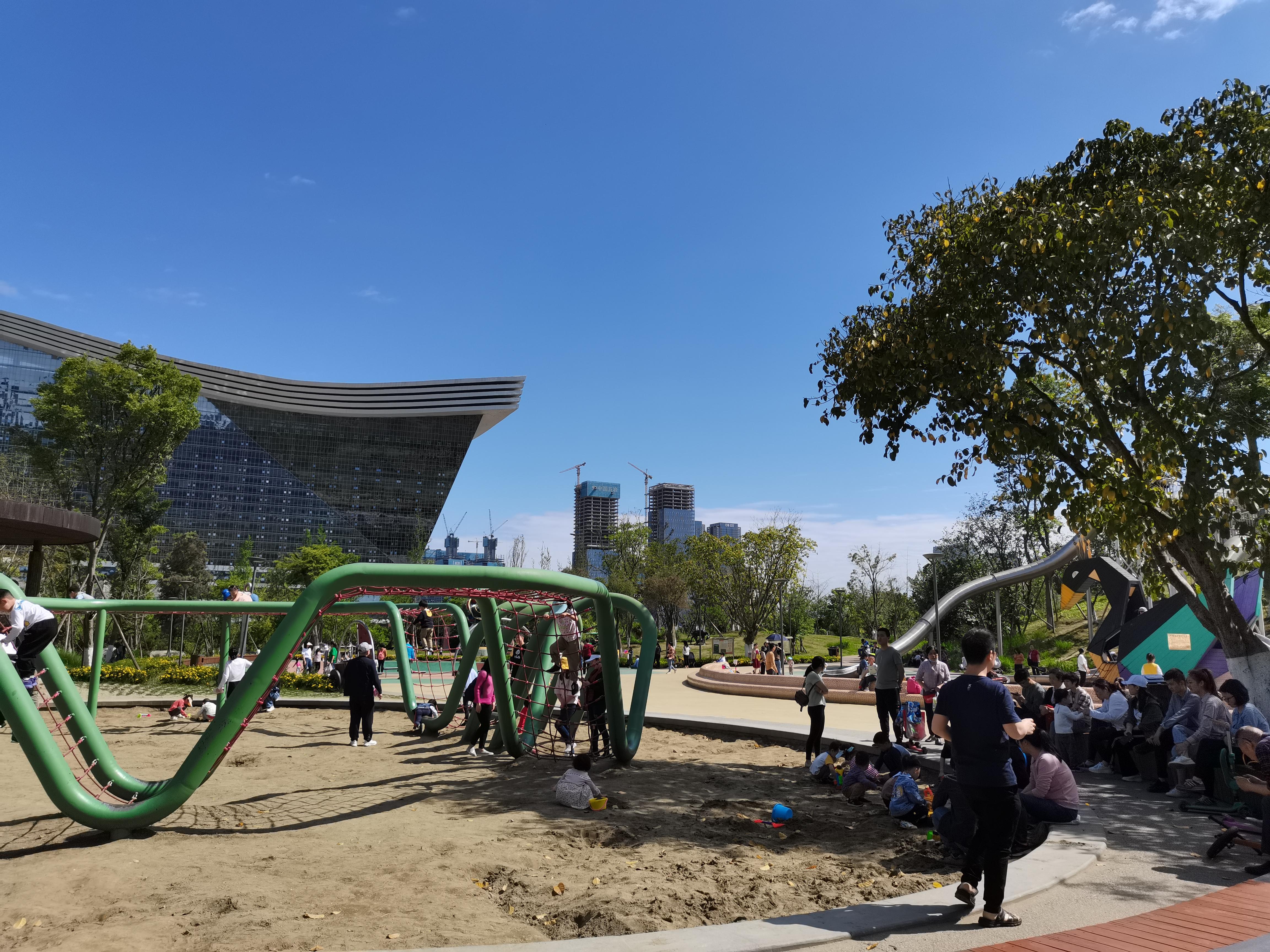 桂溪生态公园繁华都市下的清凉之地世界最大单体建筑就在旁边