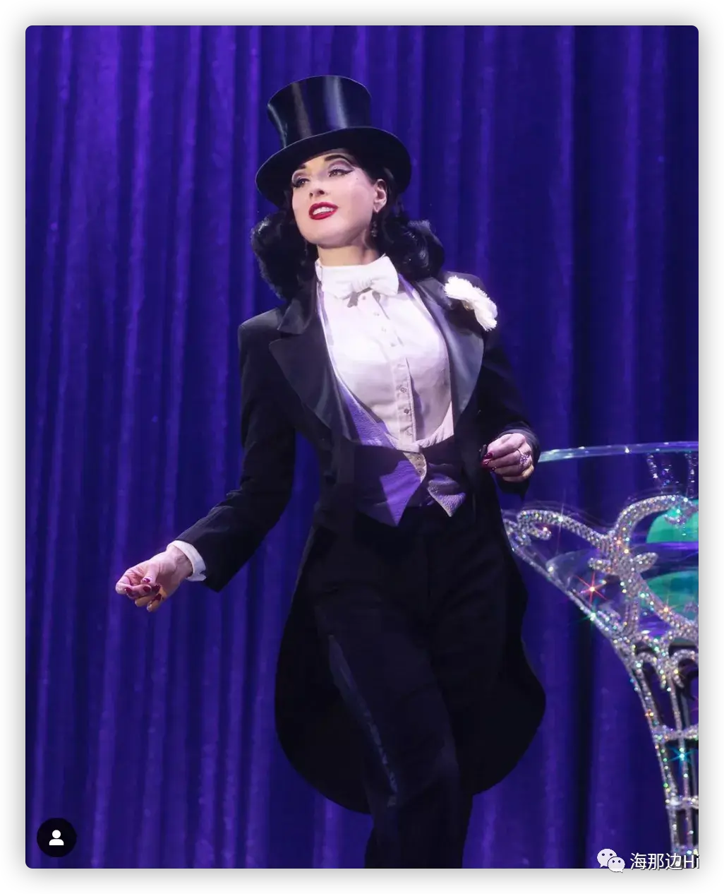 图片来源:dita von teese"脸书"整个作品的高潮出现在蒂塔·万提斯一