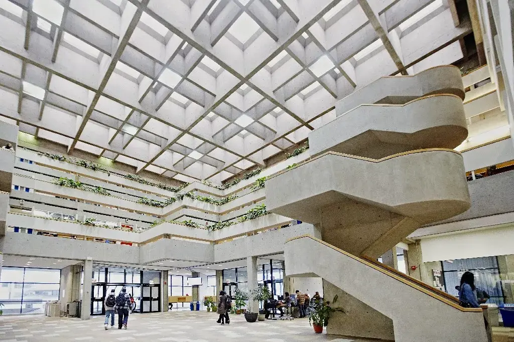 首先要介绍一下约克大学最常用的图书馆scott library的开放时间,到了