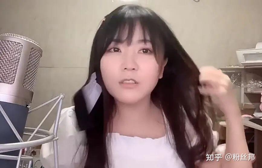 终究没能"躲"过去,一条小团团口罩掉落,连续两次露脸出镜