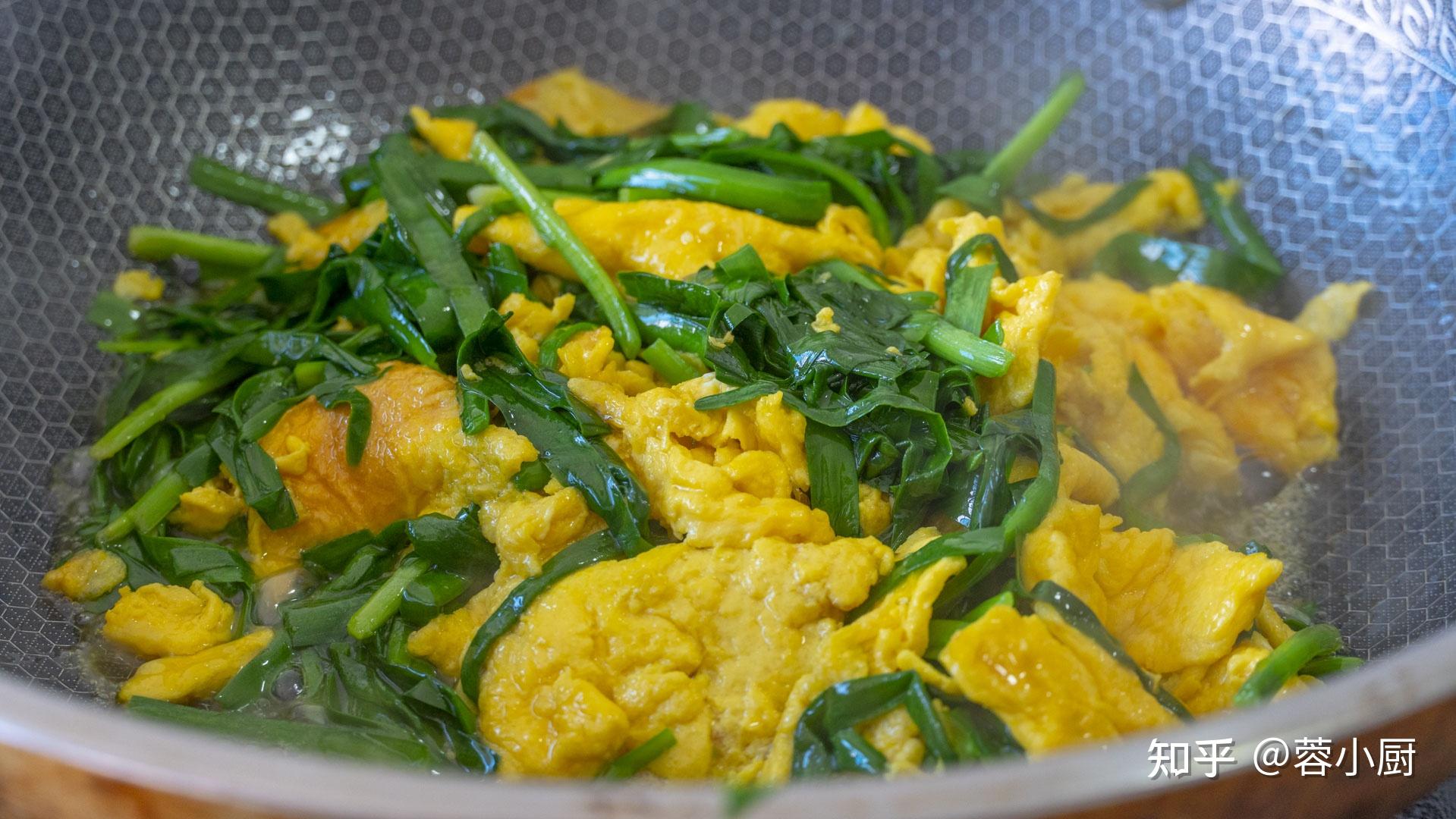 食材:韭菜1把,4个鸡蛋,10克淀粉,30克清水1,韭菜1把,洗净后控干水分切