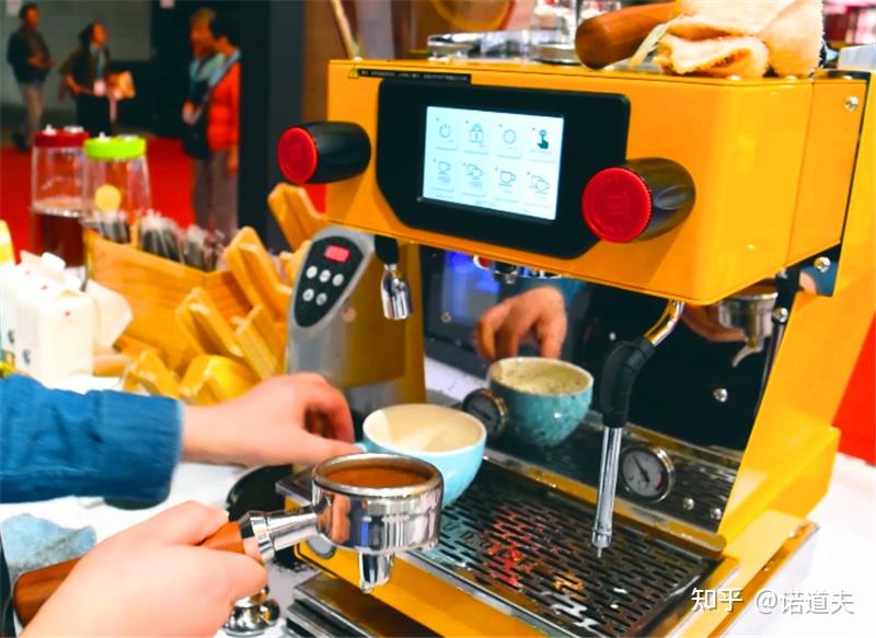 诺道夫咖啡机中英两文大屏可视化触屏操作,极简界面,操作更简单.