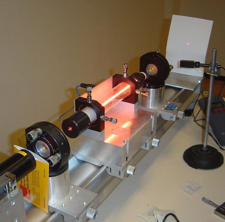 氖还被用于氦氖激光器,这是第一种气体激光器,也是最重要的红光放射源