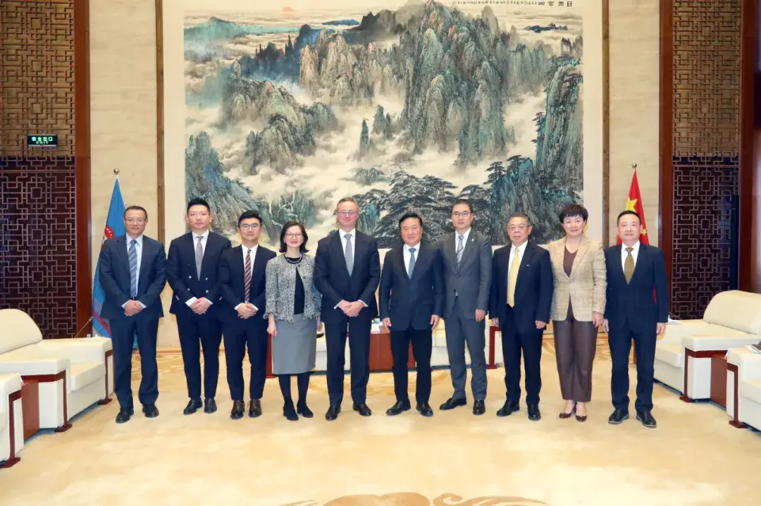 会见合影中国五矿副总经理朱可炳出席会见,相关总部部门及直管企业有