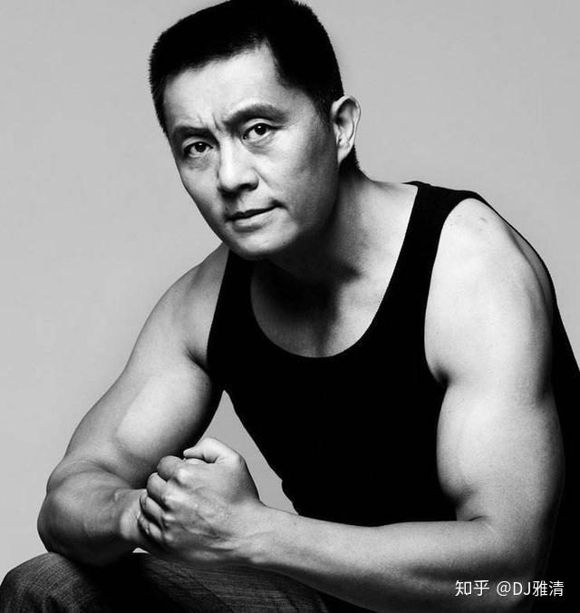 80年代硬汉明星身材健美17岁搭档祝新运年少成名如今成芝麻胡同小配角