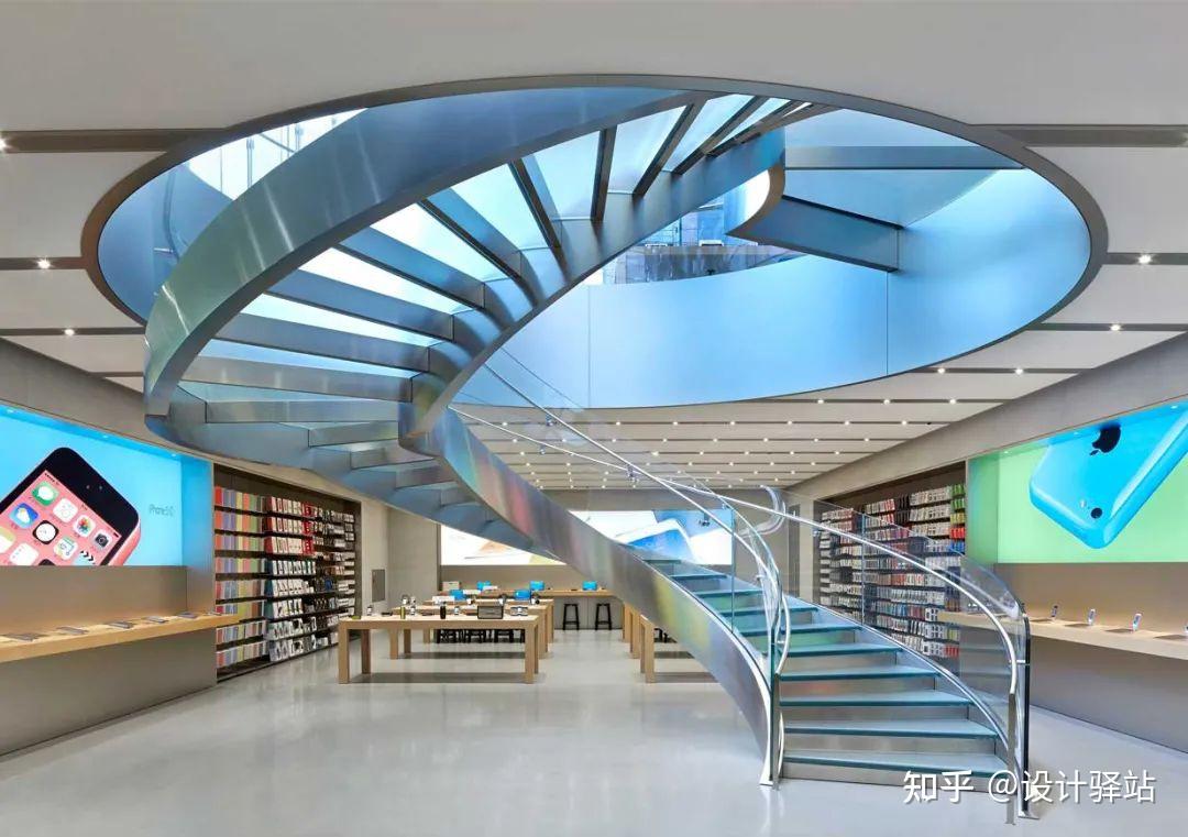 苹果上西区店日本东京苹果旗舰店内细长的旋转楼梯,在设计之初设计
