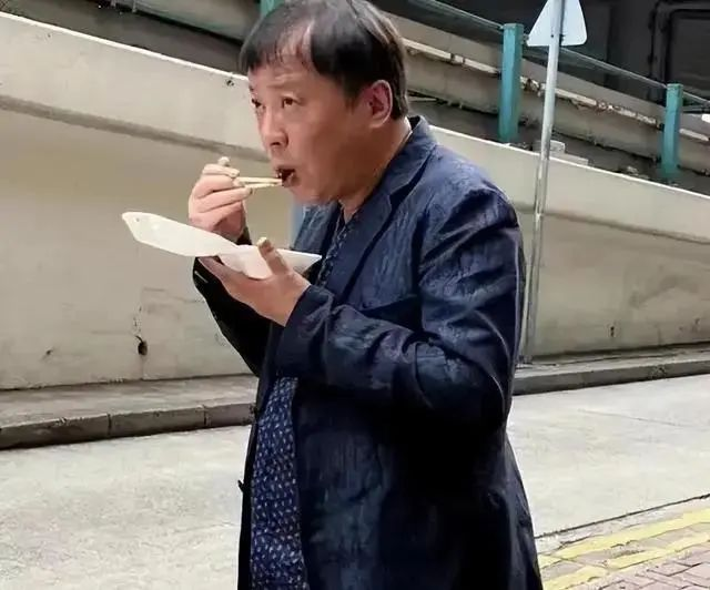 坐拥345亿的顶级富豪，在路边吃盒饭 - 知乎