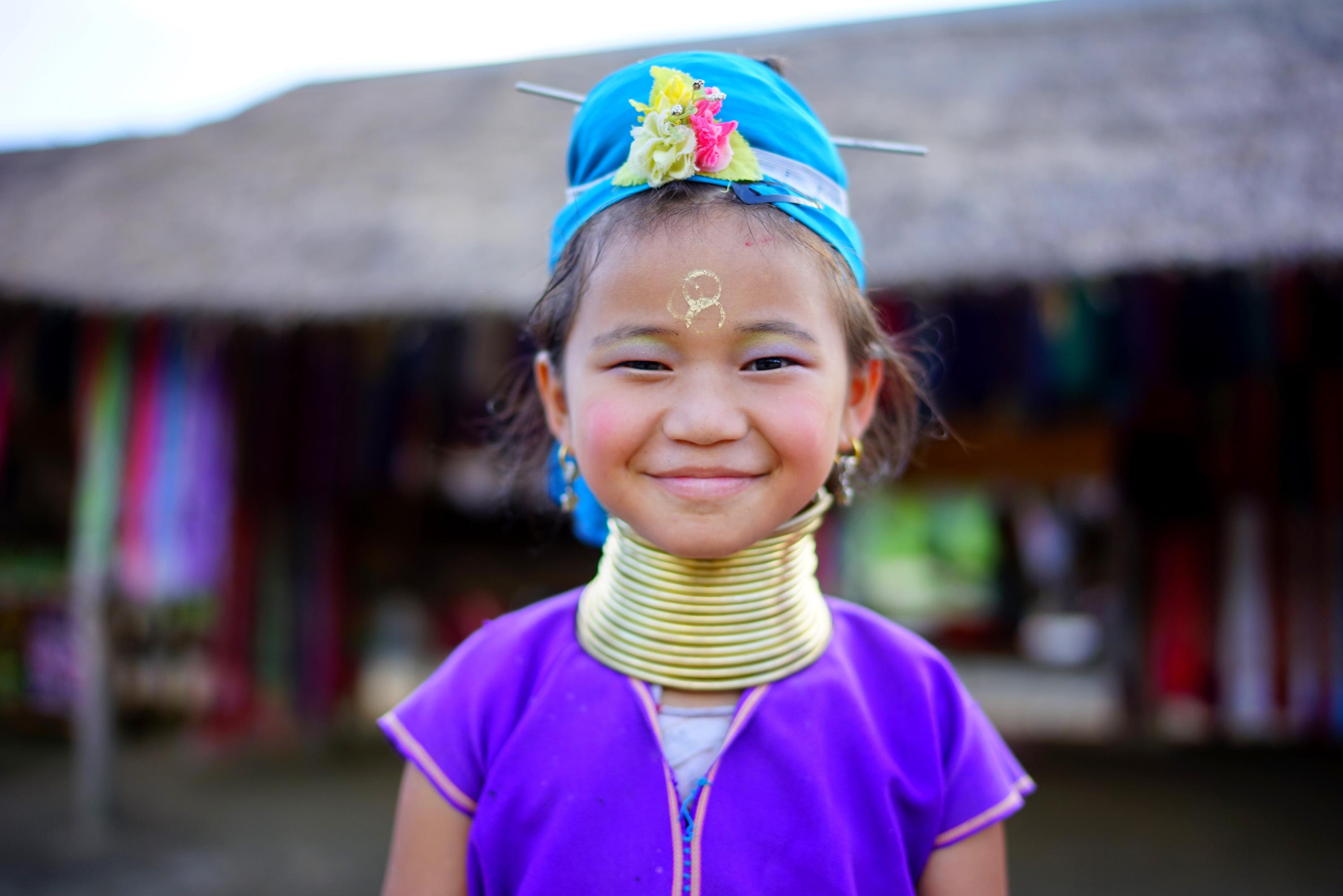 缅甸布岛族脖长为美 女子戴铜项圈象征美丽与财富-搜狐大视野-搜狐新闻