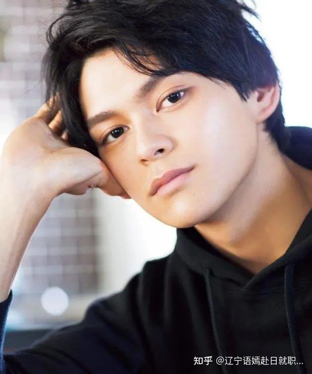 真荣田乡敦正所谓长江后浪推前浪,这些年00后日本男艺人也是厉害:年纪