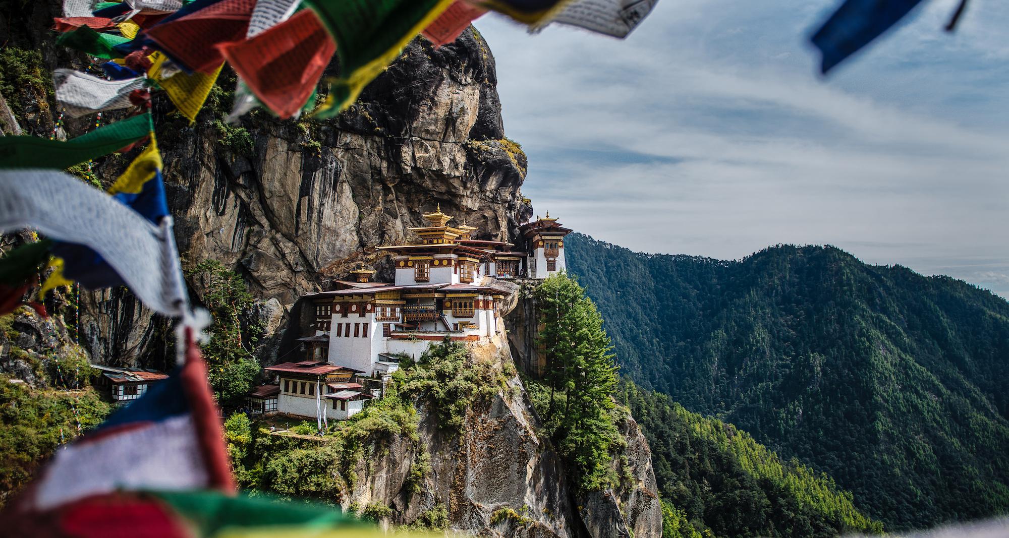 坐落在 paro 山谷悬崖中的虎穴寺是不丹最神圣的佛教圣寺,也是世界