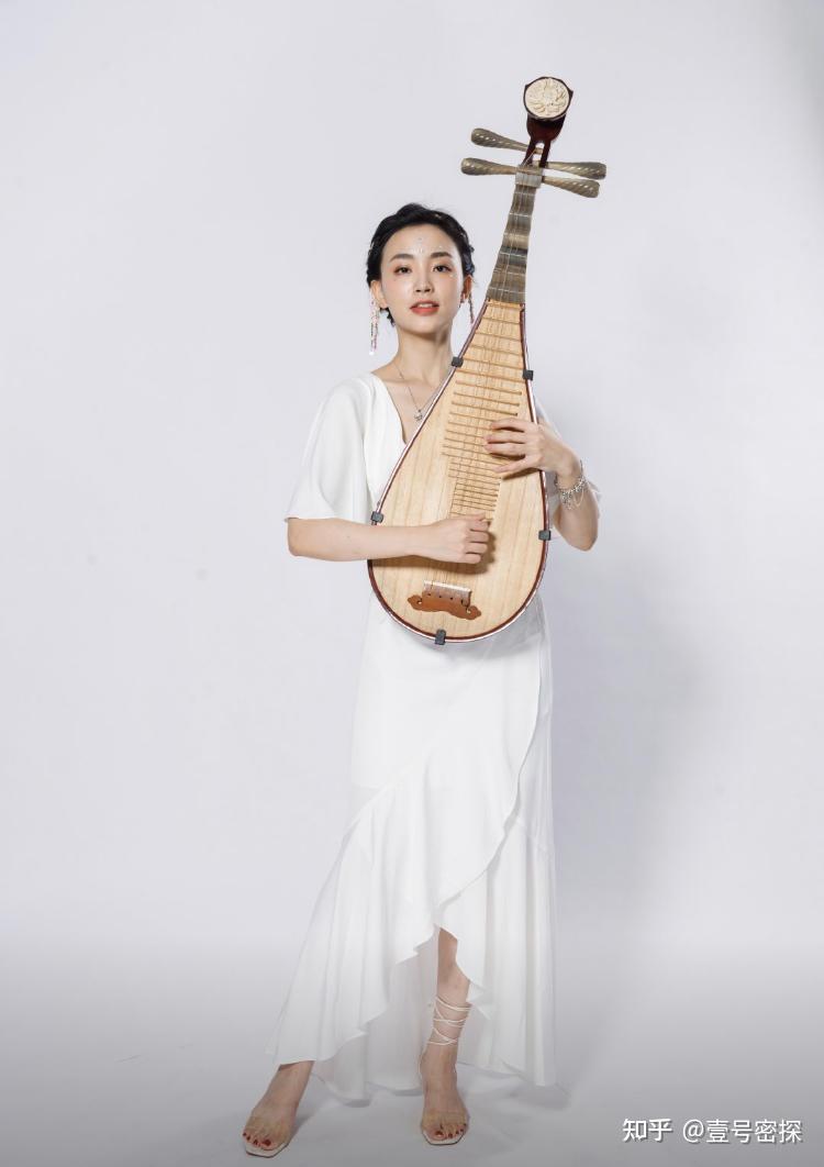 而据知情人透露,施冰岚与霍尊的相识时间是在霍尊与